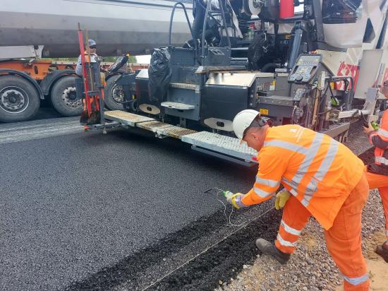 Zdjęcie Pobór próbek mieszanki mineralno-asfaltowej (MMA) do badań odcinka próbnego warstwy wiążącej. Fot. GDDKiA