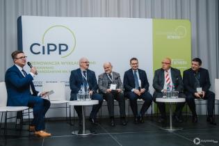 Od lewej: Paweł Kośmider (Wydawnictwo INŻYNIERIA sp. z o.o.), dr inż. Dariusz Zwierzchowski (Centrum Badań i Certyfikacji sp. z o.o.), dr hab. inż. Adam Wysokowski, prof. UZ (Uniwersytet Zielonogórski), Dariusz Ziembiński (Kancelaria Radcy Prawnego Dariusz Ziembiński & Partnerzy), Roland W. Waniek (IKT – Institut für Unterirdische Infrastruktur gGmbH), Michał Andrzejewski (Gamm-Bud sp. z o.o.). Panel dyskusyjny po I sesji IV Konferencji „Renowacja Wykładzinami (Rękawami) Utwardzanymi na Miejscu”. Fot. Quality Studio dla www.inzynieria.com