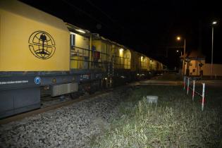 Nocne szlifowanie kolejowego szlaku. Fot. Ł. Bryłowski/PKP PLK