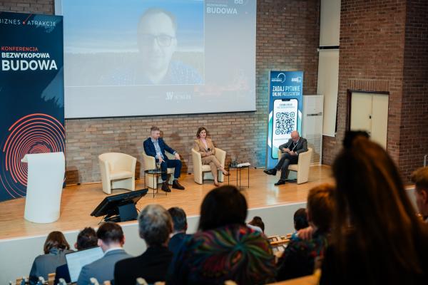 Zdjęcie II Konferencja Bezwykopowa Budowa. Panel dyskusyjny, od lewej: Piotr Zakrzewski (Gaz-System), Katarzyna Ostrowska (ILF Consulting Engineers Polska), Robert Osikowicz (ROE). Udział online wziął Jacek Janicki (ZRB Janicki). 