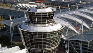 Wieża kontroli lotów na lotnisku w Monachium. Fot. Munich-airport.de