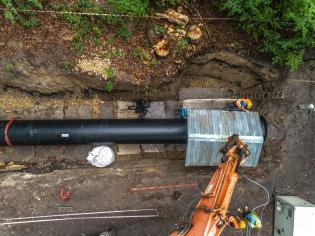 Bezwykopowa renowacja wodociągu (relining) DN1600 między przepompownią Paprocany w Tychach a zbiornikami na Wzgórzu Wandy w Katowicach. Fot. Quality Studio
