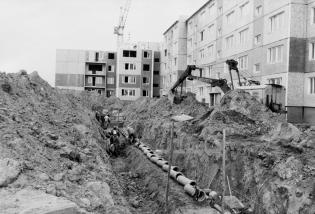 Koniec lat 70., budowa kanalizacji sanitarnej i deszczowej na OM Piątkowo. Fot. z archiwum firmy WUPRINŻ

