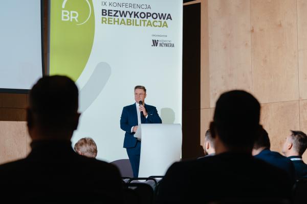 Zdjęcie IX Konferencja Bezwykopowa Rehabilitacja. Przewodniczący Konferencji Paweł Kośmider (Wydawnictwo INŻYNIERIA sp. z o.o.). fot. Quality Studio dla www.inzynieria.com