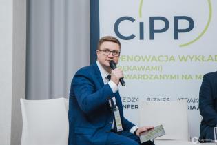 Przewodniczący Konferencji Paweł Kośmider, Wydawnictwo INŻYNIERIA sp. z o.o. Panel dyskusyjny po I sesji IV Konferencji „Renowacja Wykładzinami (Rękawami) Utwardzanymi na Miejscu”. Fot. Quality Studio dla www.inzynieria.com
