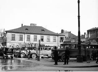 Autobusy stojące na stanowiskach. Czerwiec 1932 r. Fot. Narodowe Archiwum Cyfrowe