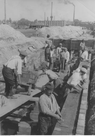 Budowa wodociągu i kanalizacji w Łodzi – murarze przy budowie wodociągu. Maj 1938 r. Fot. Narodowe Archiwum Cyfrowe