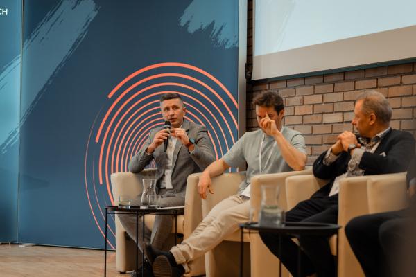 Zdjęcie II Konferencja Bezwykopowa Budowa. Panel dyskusyjny, od lewej: Piotr Kosz (Steinzeug Keramo), Aleksander Kazański (Nodigmarket24), Wojciech Zatyka (Herrenknecht AG). fot. Quality Studio dla www.inzynieria.com