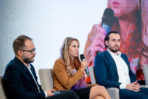 Zdjęcie Debata. Od lewej: Marcin Orecki, Gülermak; Luiza Modzelewska, Prokuratoria Generalna Rzeczypospolitej Polskiej; Artur Jastrzębski, Trakcja S.A. fot. Quality Studio dla www.inzynieria.com