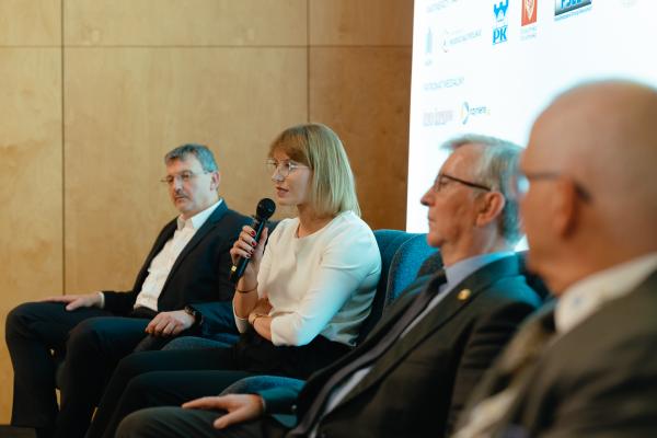 Zdjęcie IX Konferencja Bezwykopowa Rehabilitacja. Panel dyskusyjny, od lewej: Jacek Tomczyk (Uponor Infra sp. z o.o.), dr inż. Beata Nienartowicz (IDEANTE, Politechnika Warszawska), dr inż. Florian Piechurski (Politechnika Śląska), Mariusz Iwanejko (BLEJKAN S.A.). fot. Quality Studio dla www.inzynieria.com