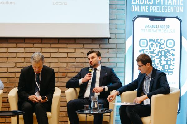 Zdjęcie II Konferencja Bezwykopowa Budowa. Panel dyskusyjny, od lewej: dr inż. Andrzej Kolonko (Politechnika Wrocławska), Oskar Kroszka (Elektropaks), dr inż. Bogdan Przybyła (Politechnika Wrocławska). fot. Quality Studio dla www.inzynieria.com