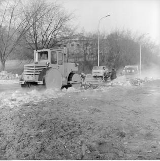 Budowa Wisłostrady w Warszawie, 1974 r.  Źródło: Narodowe Archiwum Cyfrowe