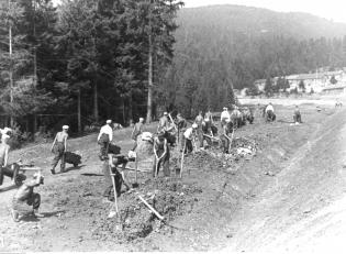 Budowa drogi na odcinku Jabłonka-Zawoja, 1939 r. Źródło: Narodowe Archiwum Cyfrowe