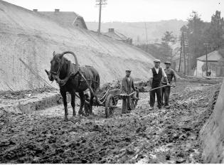 Budowa drogi Kraków-Wieliczka-Lwów, 1935 r. Źródło: Narodowe Archiwum Cyfrowe