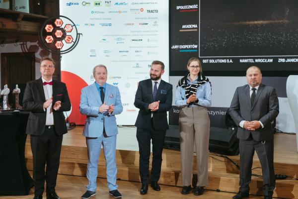Zdjęcie XXIII Konferencja, Wystawa i Pokazy Technologii Inżynieria Bezwykopowa 2025. Uroczysta gala z wręczeniem nagród TYTAN. Od lewej: Paweł Kośmider, Przewodniczący Konferencji; Dr hab. inż. Jan Ziaja, profesor Akademii Górniczo-Hutniczej; Artur Knapczyk, GGT Solutions S.A.; Agata Marszałek, Navitel Poland sp. z o. o.; Piotr Janicki, ZRB Janicki. fot. Quality Studio dla www.inzynieria.com