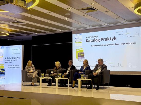 Zdjęcie Konferencja Katalog Praktyk Przedsiębiorstw WOD-KAN. Panel dyskusyjny Finansowanie inwestycji wod-kan – skąd na to brać? Anna Graczyk, Wiceprezes Zarządu, Dyrektor Techniczny, Aquanet S.A. Poznań;  Robert Gajda, Zastępca Prezesa Zarządu, Narodowy Fundusz Ochrony Środowiska i Gospodarki Wodnej; Piotr Czarnocki, Ministerstwo Klimatu i Środowiska, Departament Funduszy Europejskich; Joanna Kopczyńska, Prezes, Państwowe Gospodarstwo Wodne Wody Polskie; Michał Kopeć, dyrektor Departamentu Programów Europejskich w Bank Gospodarstwa Krajowego. Fot. inzynieria.com