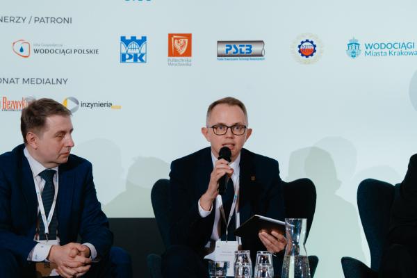 Zdjęcie IX Konferencja Bezwykopowa Rehabilitacja. Panel dyskusyjny, od lewej: Marcin Motylski (Terlan sp. z o.o.) oraz Marcin Derda (Wodociągi Miasta Krakowa S.A.). fot. Quality Studio dla www.inzynieria.com