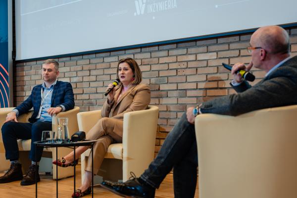 Zdjęcie II Konferencja Bezwykopowa Budowa. Panel dyskusyjny, od lewej: Piotr Zakrzewski (Gaz-System), Katarzyna Ostrowska (ILF Consulting Engineers Polska), Robert Osikowicz (ROE). fot. Quality Studio dla www.inzynieria.com