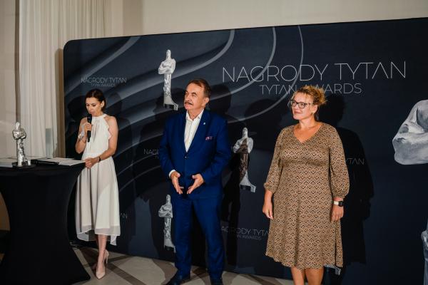 Zdjęcie Uroczysta gala z rozdaniem nagród TYTAN. Od lewej: prowadząca galę Dorota Rojek-Koryzna; Wojciech Kozak, Państwowe Gospodarstwo Wodne Wody Polskie, Dyrektor RZGW w Krakowie; Anna Wilk, Katowickie Inwestycje S.A. fot. Quality Studio dla www.inzynieria.com