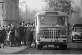 Warszawa: Autobus marki Ikarus 620, 1965-68. Fot. Narodowe Archiwum Cyfrowe
