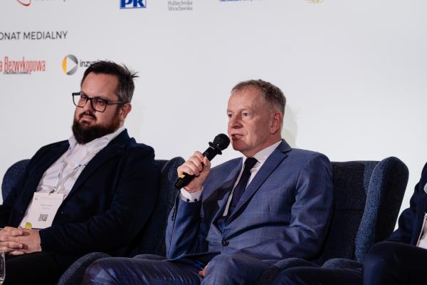 Zdjęcie IX Konferencja Bezwykopowa Rehabilitacja. Panel dyskusyjny, od lewej: Wiktor Kocur  (Sewertronics) oraz Mirosław Cecuga (Sezam Instal sp.j.). fot. Quality Studio dla www.inzynieria.com