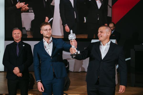 Zdjęcie XXIII Konferencja, Wystawa i Pokazy Technologii Inżynieria Bezwykopowa 2025. Uroczysta gala z wręczeniem nagród TYTAN. Grzegorz Owczarek, AKWA W. Biskup, G. Owczarek sp.j.; Przemysław Baumgart, Jakub Baumgart, Ziembud sp.z o.o. fot. Quality Studio dla www.inzynieria.com