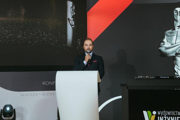 Zdjęcie XXIII Konferencja, Wystawa i Pokazy Technologii Inżynieria Bezwykopowa 2025. Uroczysta gala z wręczeniem nagród TYTAN. Piotr Zakrzewski, prowadzący galę. fot. Quality Studio dla www.inzynieria.com