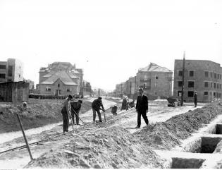 Budowa drogi do Osiedla Mogilańskiego w Olszy pod Krakowem. Dzisiaj Olsza leży w granicach administracyjnych stolicy Małopolski. 1934-1935. Źródło: Narodowe Archiwum Cyfrowe