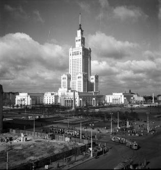 Pałac Kultury i Nauki w Warszawie (1955–1956). Gmach od strony ulicy Marszałkowskiej. Na pierwszym planie widoczne skrzyżowanie z Alejami Jerozolimskimi. Autor: Siemaszko Zbyszko. Źródło: Zbiory Narodowego Archiwum Cyfrowego
