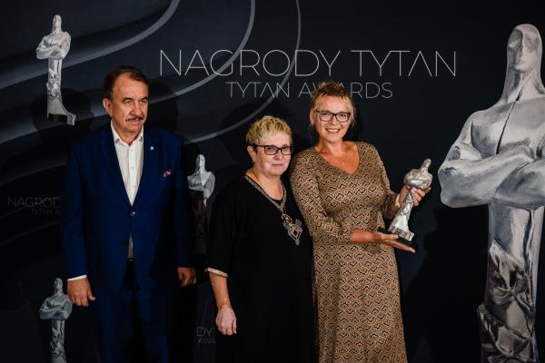 Zdjęcie Uroczysta gala z rozdaniem nagród TYTAN. Od lewej: Wojciech Kozak, Państwowe Gospodarstwo Wodne Wody Polskie, Dyrektor RZGW w Krakowie; dr hab. inż. Jadwiga Królikowska, Politechnika Krakowska; Anna Wilk, Katowickie Inwestycje S.A. fot. Quality Studio dla www.inzynieria.com