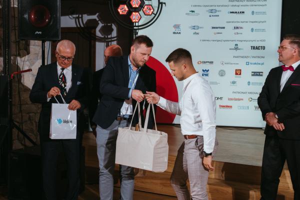 Zdjęcie XXIII Konferencja, Wystawa i Pokazy Technologii Inżynieria Bezwykopowa 2025. Uroczysta gala z wręczeniem nagród TYTAN. Mariusz Iwanejko, Blejkan S.A.; Aleksander Ośnicki, Heads sp. z o.o.; Tomasz Popiel, Trans-Skład Kamil Popiel. fot. Quality Studio dla www.inzynieria.com
