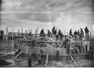 Budowa wodociągu w Rzeszowie – budowa zbiornika czystej wody. Wrzesień 1933. Fot. Narodowe Archiwum Cyfrowe