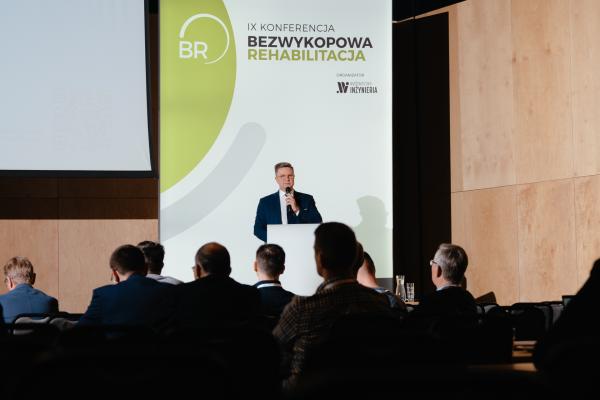 Zdjęcie IX Konferencja Bezwykopowa Rehabilitacja. Przewodniczący Konferencji Paweł Kośmider (Wydawnictwo INŻYNIERIA sp. z o.o.). fot. Quality Studio dla www.inzynieria.com