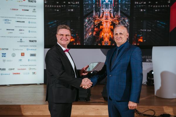 Zdjęcie XXIII Konferencja, Wystawa i Pokazy Technologii Inżynieria Bezwykopowa 2025. Uroczysta gala z wręczeniem nagród TYTAN. Paweł Kośmider, przedstawiciel MPWiK w Warszawie. fot. Quality Studio dla www.inzynieria.com