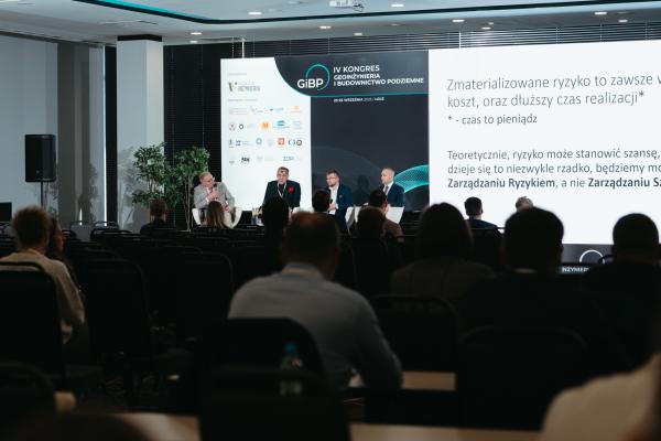 Zdjęcie IV Kongres Geoinżynieria i Budownictwo Podziemne. Panel dyskusyjny pt. „Ryzyka wielkoskalowych projektów infrastrukturalnych”. Od lewej: Tomasz Latawiec, Rafał Bałdys-Rembowski (Stowarzyszenie Inżynierów Doradców i Rzeczoznawców), Grzegorz Bogusławski (Centralny Port Komunikacyjny), Andrzej Grabiec (CML Construction Services/STRABAG). fot. Quality Studio dla www.inzynieria.com