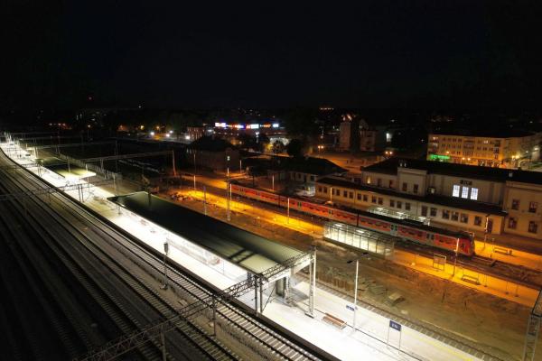 Zdjęcie Stacja Ełk nocą. Fot. Szymon Grochowski/PKP PLK