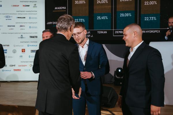 Zdjęcie XXIII Konferencja, Wystawa i Pokazy Technologii Inżynieria Bezwykopowa 2025. Uroczysta gala z wręczeniem nagród TYTAN. Przemysław Baumgart i Jakub Baumgart, Ziembud sp.z o.o. fot. Quality Studio dla www.inzynieria.com