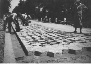 Układanie nawierzchni z kostki betonowej (tzw. trylinka) w ramach budowa drogi Warszawa-Zegrze, 1935-1939. Źródło: Narodowe Archiwum Cyfrowe