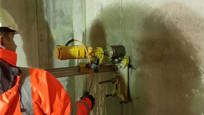 Zdjęcie Odwierty w betonie – próbki do badań wytrzymałości (estakada ES-26, S19 Babica–Jawornik). Fot. GDDKiA