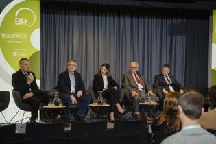 Dyskusja z uczestnikami sesji. Od lewej: dr inż. Andrzej Kolonko, Politechnika Wrocławska; Piotr Fura, MPWiK S.A. we Wrocławiu; Anna Danek, Aquanet S.A.; Mariusz Iwanejko, dyrektor marketingu, Blejkan S.A.; Mirosław Cecuga, Sezam Instal sp.j. X Konferencja Bezwykopowa Rehabilitacja. fot. Quality Studio dla www.inzynieria.com