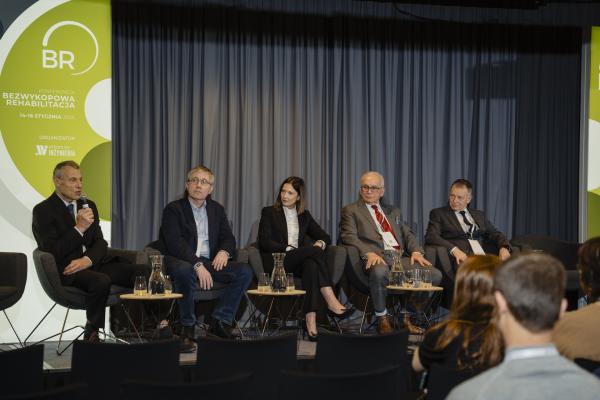 Zdjęcie Dyskusja z uczestnikami sesji. Od lewej: dr inż. Andrzej Kolonko, Politechnika Wrocławska; Piotr Fura, MPWiK S.A. we Wrocławiu; Anna Danek, Aquanet S.A.; Mariusz Iwanejko, dyrektor marketingu, Blejkan S.A.; Mirosław Cecuga, Sezam Instal sp.j. X Konferencja Bezwykopowa Rehabilitacja. fot. Quality Studio dla www.inzynieria.com