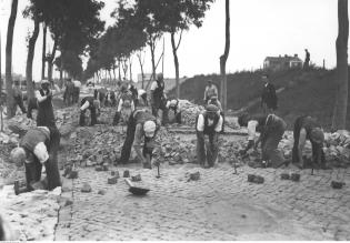 Układanie nawierzchni z kostki bazaltowej na trasie Poznań-Swarzędz (między Poznaniem a Gnieznem), 1935 r. Źródło: Narodowe Archiwum Cyfrowe
