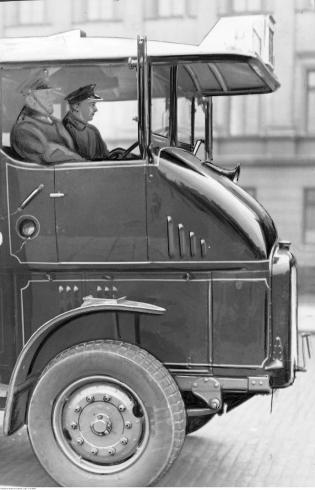 Warszawa: przednia część autobusu marki Somua – widoczny kierowca i posterunkowy przydzielony w celu zwiększenia bezpieczeństwa pasażerów. Listopad 1931 r. Fot. Narodowe Archiwum Cyfrowe