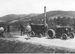 Budowa drogi z Ustronia do Wisły. Smołowanie nawierzchni, 1929 r.  Źródło: Narodowe Archiwum Cyfrowe
