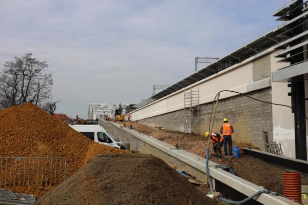 Zdjęcie Budowa kładki pieszo-rowerowej przy moście kolejowym nad Wisłą. Fot. ZIM