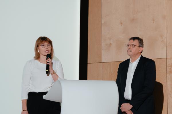 Zdjęcie IX Konferencja Bezwykopowa Rehabilitacja. Od lewej: dr inż. Beata Nienartowicz (IDEANTE, Politechnika Warszawska) oraz Jacek Tomczyk (Uponor Infra sp. z o.o.). fot. Quality Studio dla www.inzynieria.com