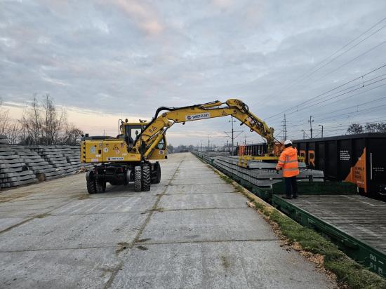 Zdjęcie Rozładunek nowych podkładów strunobetonowych na stacji Sandomierz. Fot. Paweł Babiarz/PKP PLK8
