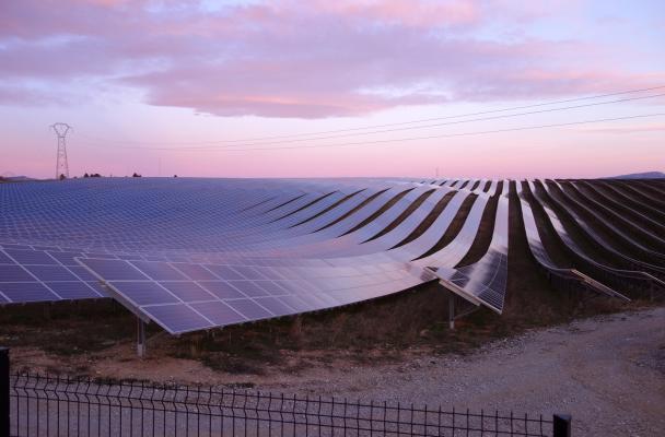 Zdjęcie Elektrownia słoneczna Colle des Mées w Les Mées w regionie Prowansja-Alpy-Lazurowe Wybrzeże (Francja). Fot. Christian Pinatel de Salvator / Wikipedia Commons