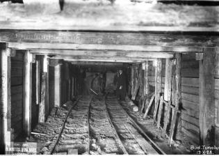 Budowa kolejowej linii średnicowej w Warszawie - sztolnia drążonego tunelu. Październik 1928 r. Fot. Narodowe Archiwum Cyfrowe.  