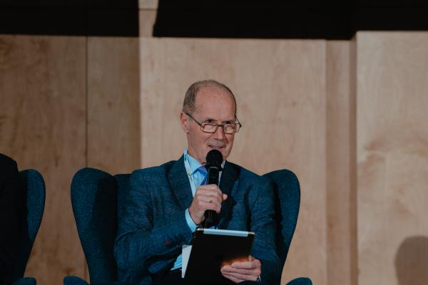 Zdjęcie IX Konferencja Bezwykopowa Rehabilitacja, panel dyskusyjny. Prof. dr hab. inż. Marian Kwietniewski (Politechnika Warszawska). fot. Quality Studio dla www.inzynieria.com